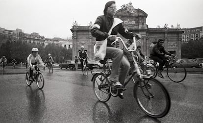 Unos 30.000 ciclistas participaron en la fiesta de la bicicleta de Madrid el 8 de noviembre de 1978, lo que la convirtió en la mayor manifestación deportiva habida en España hasta la fecha. Una fiesta-protesta contra la contaminación, la ausencia de carriles bici y la deshumanización de las ciudades. Los ciclistas cubrieron un recorrido de 20 kilómetros en tres horas bajo una lluvia que no paró. El atasco fue de aúpa. Los conductores atrapados no dejaron de tocar las bocinas con insistencia, lo que provocó la protesta de los participantes. En retaguardia un autobús y un camión iban recogiendo a los que no podían terminar. El 90% de los inscritos logró llegar a meta.