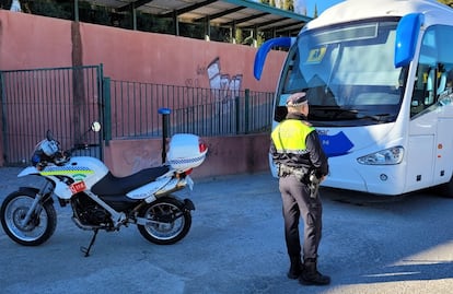 Un policía local de Jaén, durante un control a un autobús escolar.