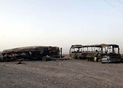Restos de uno de los autobuses calcinados en el accidente de ayer en la localidad iraní de Esmat Abdad.