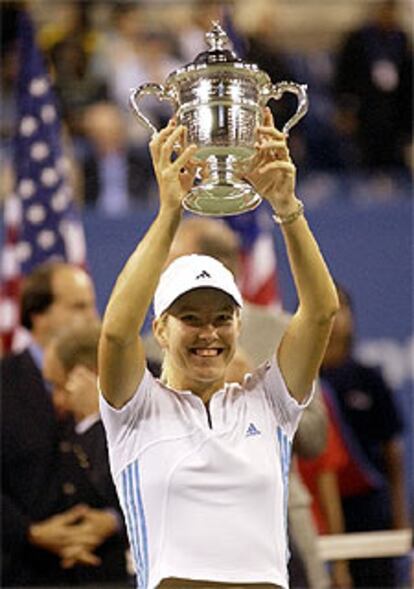 Justine Henin levanta, feliz, el trofeo.