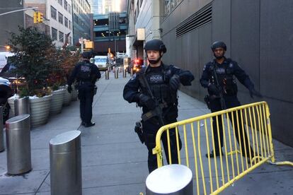 La policia bloquea una calle después de los informes de una explosión cerca del Times Square este lunes.