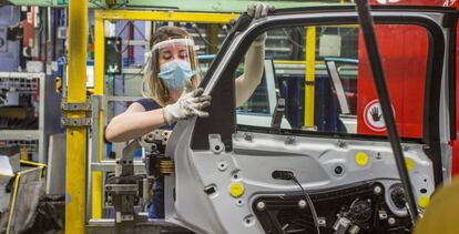 Una operaria de la fábrica de Ford en Almussafes, Valencia.