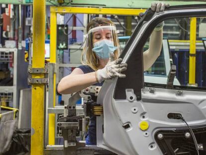 Una operaria de la fábrica de Ford en Almussafes, Valencia.