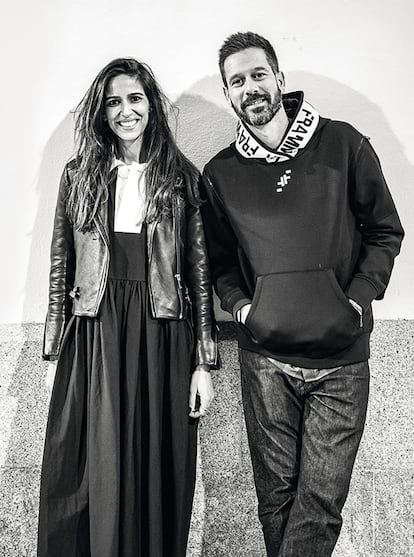 Mónica Neto y André de Atayde, los dos de Portugal Fashion, en la presentación de Constança Entrudo de primavera-verano 2022.