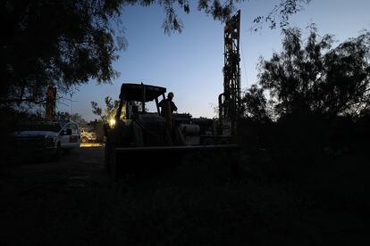 Cae la noche del jueves 4 de agosto y las labores de rescate continúan en la zona donde se encuentran atrapados al menos 10 mineros desde el miércoles, en el municipio de Sabinas en el estado de Coahuila (México).