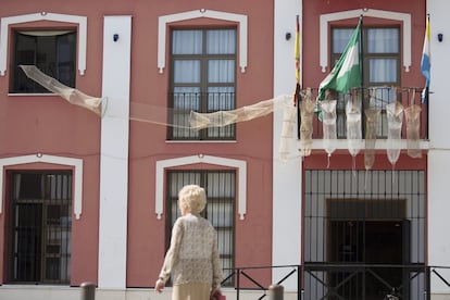 El Ayuntamiento de la localidad sevillana de Isla Mayor, un municipio de 6.000 habitantes, tiene redes para pescar cangrejo rojo colgadas en la fachada principal como señal de apoyo a los pescadores del pueblo. Tres de cada cuatro personas de este municipio viven de la comercialización de esta especie, considerada invasora en España. En la imagen, la fachada principal el Consistorio con redes.