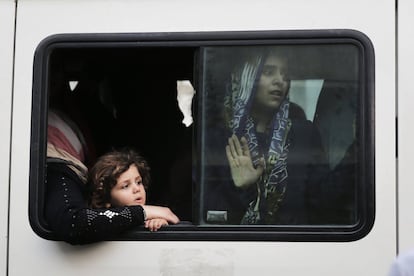 Los 1,8 millones de gazatíes no tienen apenas lugares para refugiarse, ya que los únicos seguros hasta el momento son las escuelas-albergues de la ONU, que anoche ya habían superado sus previsiones con más de 50.000 desplazados internos.