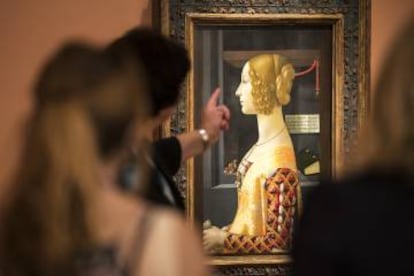 Un guía explica el 'Retrato de Giovanna Tornabuoni', de Ghirlandaio, en marzo en una visita privada al Thyssen.