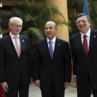 El presidente del Consejo Europeo, Herman Van Rompuy; junto al presidente de México, Felipe Calderón, y al presidente de la Comisión Europea, José Manuel Durao Barroso