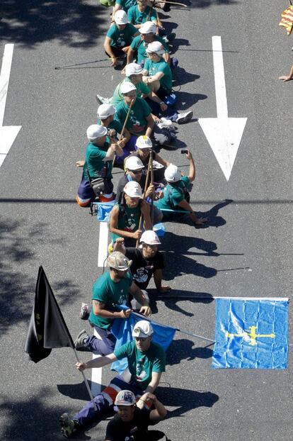 Desde la Plaza de Colón y destino a la sede del Ministerio de Industria, los mineros concentrados en la capital han realizado sentadas.