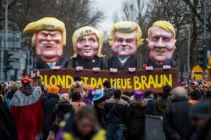 Varias caricaturas del presidente estadounidense, Donald Trump, Marine Le Pen (del Frente Nacional francés), Geert Wilders (del Partij voor de Vrijheid) y del dictador Adolf Hitler.