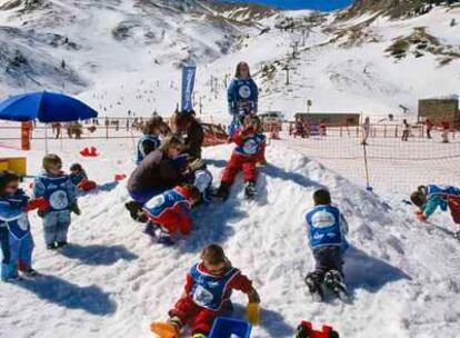 Niños jugando en Cerler (Huesca), estación que este año abre tres nuevas pistas en el sector del Ampriu.