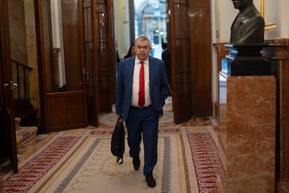 El secretario de Organización del PSOE y diputado, Santos Cerdán, llega a una sesión plenaria del Congreso el pasado 8 de mayo.