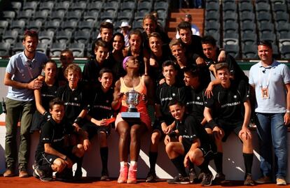 Serena posa con su trofeo junto a los recogepelotas.