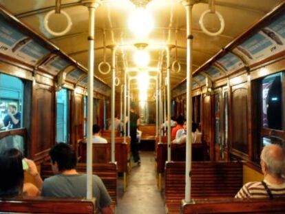 Varias personas viajan en uno de los viejos vagones del Metro bonaerense.