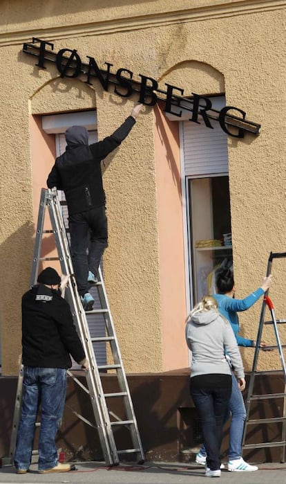 Trabajadores cambian el nombre de una tienda de ropa Thor Steiner, popular entre los neonazis alemanes, hoy en Chemnitz.