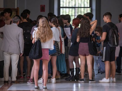 Un grupo de alumnos se dispone a hacer el examen de Selectividad en la Universidad de Sevilla.