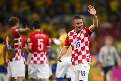 Olic saluda al público después de un partido en el Mundial de 2014.