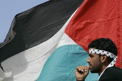 Un joven, frente a una gran bandera palestina, ayer en Ramala.