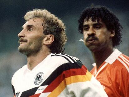 Rijkaard escupe a V&ouml;ller en el Mundial de 1990.