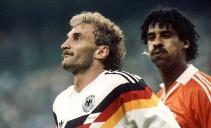 Rijkaard escupe a V&ouml;ller en el Mundial de 1990.