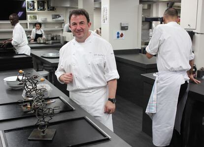 El cocinero Martín Berasategui cumplió en septiembre 40 años como cocinero. Su restaurante de Lasarte-Oria, ha confirmado este miercoles sus tres estrellas Michelin y continúa siendo el "buque insignia" y referente de un emporio gastronómico formado por tres restaurantes en Barcelona, uno en Bilbao, otro en Tenerife, dos en México y otros dos en la República Dominicana. En total, siete estrellas Michelin.