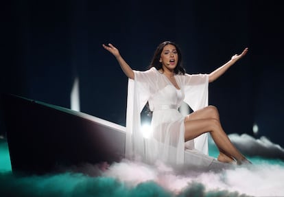 El cantante de Azerbaiyán Aisel interpreta la canción "X My Heart".