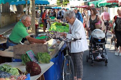 El mercado de productos locales en el centro de Bergerac, abierto los miércoles y sábados.