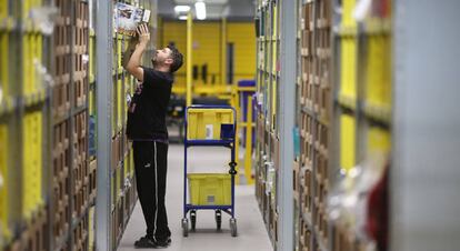 Un empleado de Amazon en el almacén de Amazon en San Fernando de Henares.