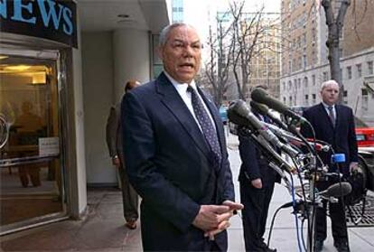 El secretario de Estado de EE UU, Colin Powell, habla con los periodistas, ayer, en Washington.