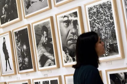 A visitor examines one of the 141 photos in the Dennis Hopper exhibition at the Picasso Museum, M&aacute;laga.