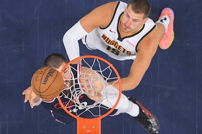 El croata Ivica Zubac, de los Clippers (i), pelea un rebote junto a Nikola Jokic (d), de los Nuggets.