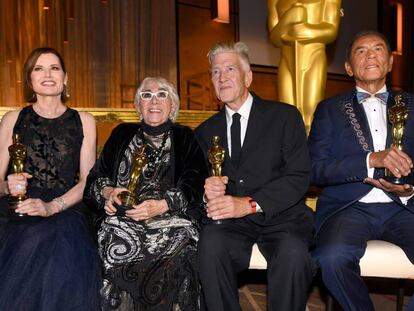 De izquierda a derecha, Geena Davis, Lina Wertmuller, David Lynch y Wes Studi, tras recibir los Oscar honoríficos.