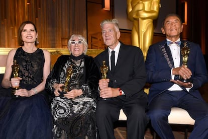 De izquierda a derecha, Geena Davis, Lina Wertmuller, David Lynch y Wes Studi, tras recibir los Oscar honoríficos.