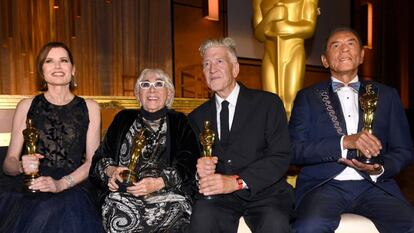 De izquierda a derecha, Geena Davis, Lina Wertmuller, David Lynch y Wes Studi, tras recibir los Oscar honoríficos.