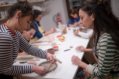 Susana López (a la izquierda), profesora de los talleres de Lola Verona, enseña a una alumna la técnica del churro en uno de sus cursos de modelado en Madrid.