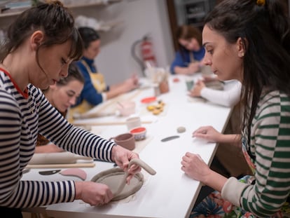 Susana López (a la izquierda), profesora de los talleres de Lola Verona, enseña a una alumna la técnica del churro en uno de sus cursos de modelado en Madrid.