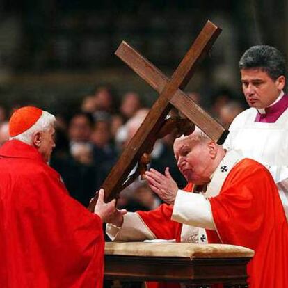 Juan Pablo II (a la derecha) y su sucesor, Benedicto XVI, en 2004.