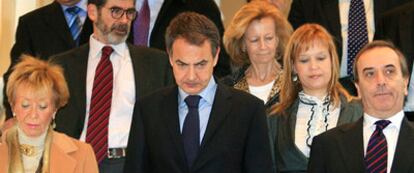 Fernández de la Vega, José Enrique Serrano (jefe de gabinete del presidente), Zapatero, Salgado (detrás), Pajín y Alonso, ayer, en el Senado.