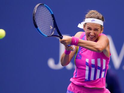 Azarenka devuelve de revés durante la final contra Osaka en Nueva York.