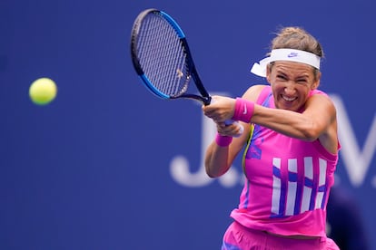 Azarenka devuelve de revés durante la final contra Osaka en Nueva York.