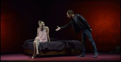 Nathalie Poza y Pablo Derqui, en una escena de 'Desde Berlín'.