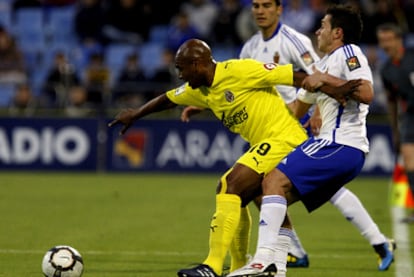 Marcos y Colunga luchan por el balón