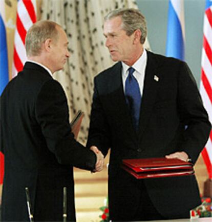 El presidente Bush y su homólogo Putin se dan la mano tras firmar el Tratado de Moscú.