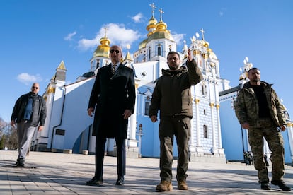 Biden y Zelenski pasean frente a la catedral de San Miguel de las Cúpulas Doradas.