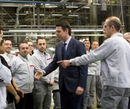 El ministro de Industria, Energía y Turismo, Jose Manuel Soria (d), saluda a varios trabajadores de la planta Nissan de Barcelona durante su visita esta mañana, días después de que la multinacional nipona adjudicara a esta fábrica la producción de un nuevo turismo que supondrá una inversión de 130 millones y la creación de 1.000 puestos de trabajo directos.