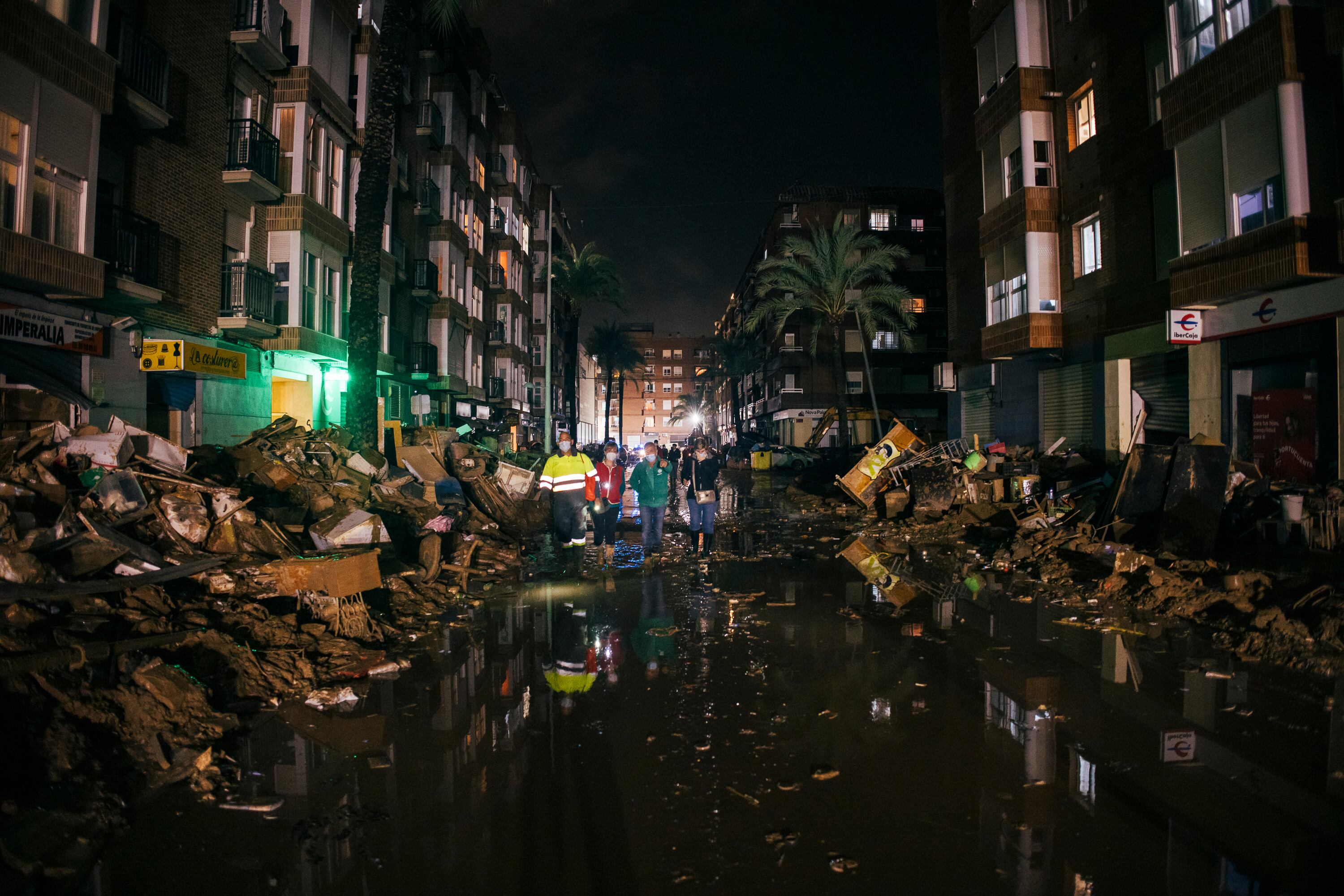 Ruta nocturna en la zona cero de la dana: brigadas, bares improvisados y pastillas para dormir