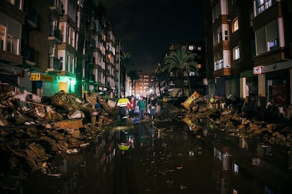 Una calle de Paiporta a primera hora de la noche de este lunes.