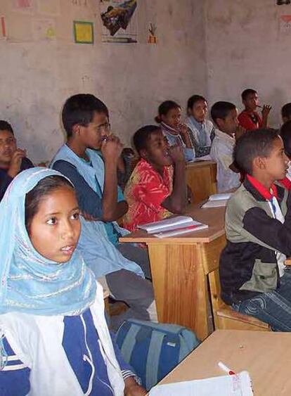Niños saharauis, en un aula del campamento de Dajla.