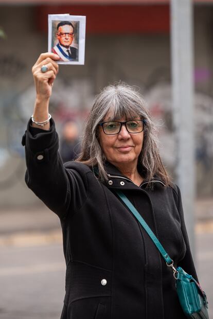 Una mujer sostiene la foto del expresidente Salvador Allende. 